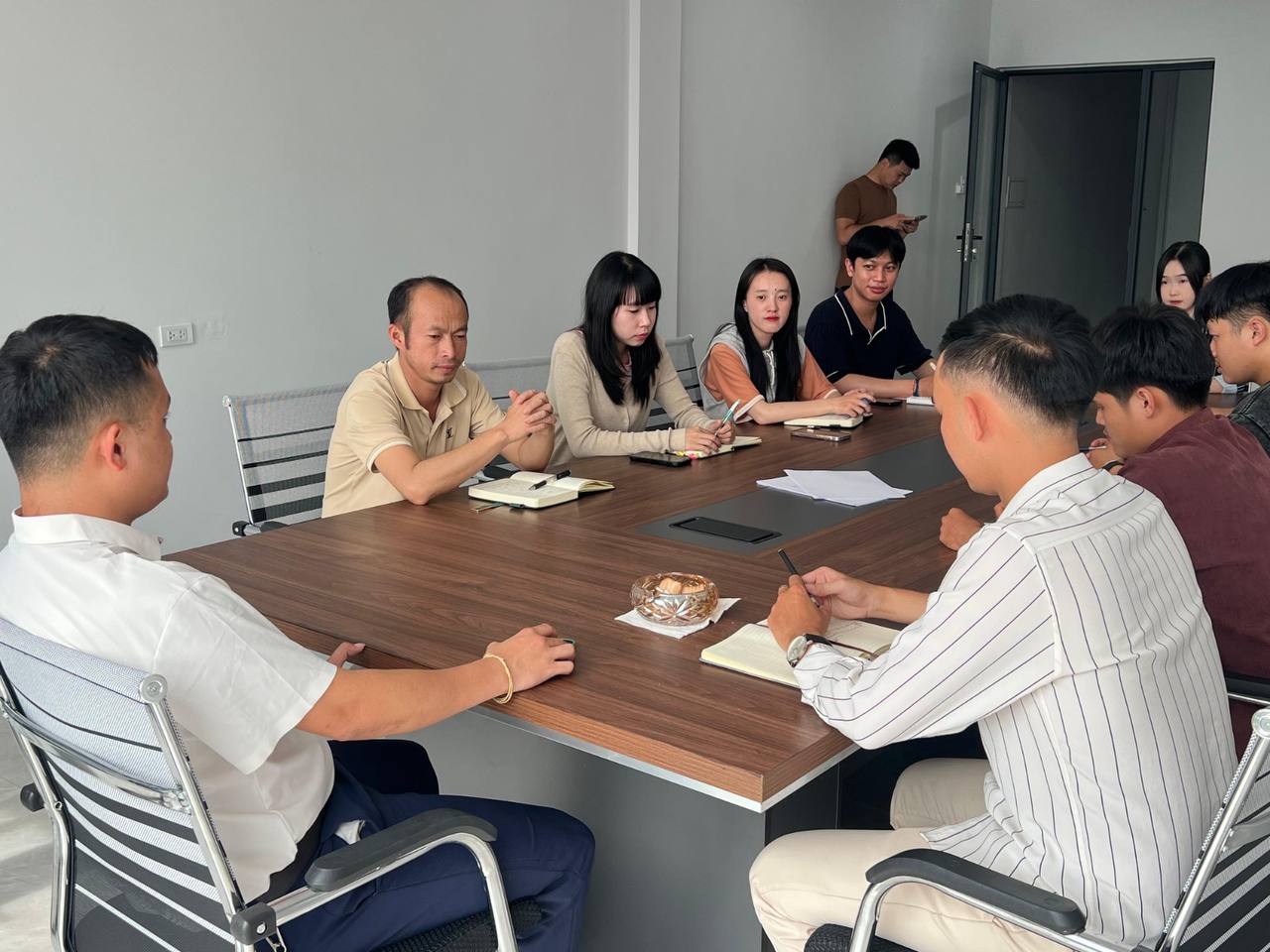 顺达团队围桌讨论工作事项